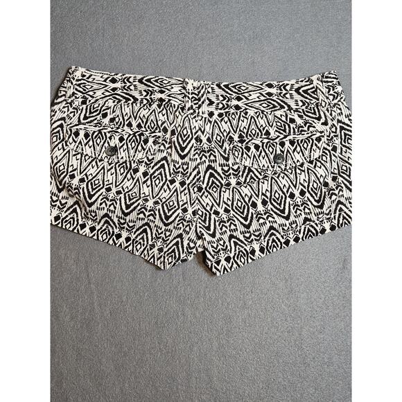 American Eagle Shorts Womens 30 Black White Stretch Chino Aztec Preppy Boho - Picture 7 of 7